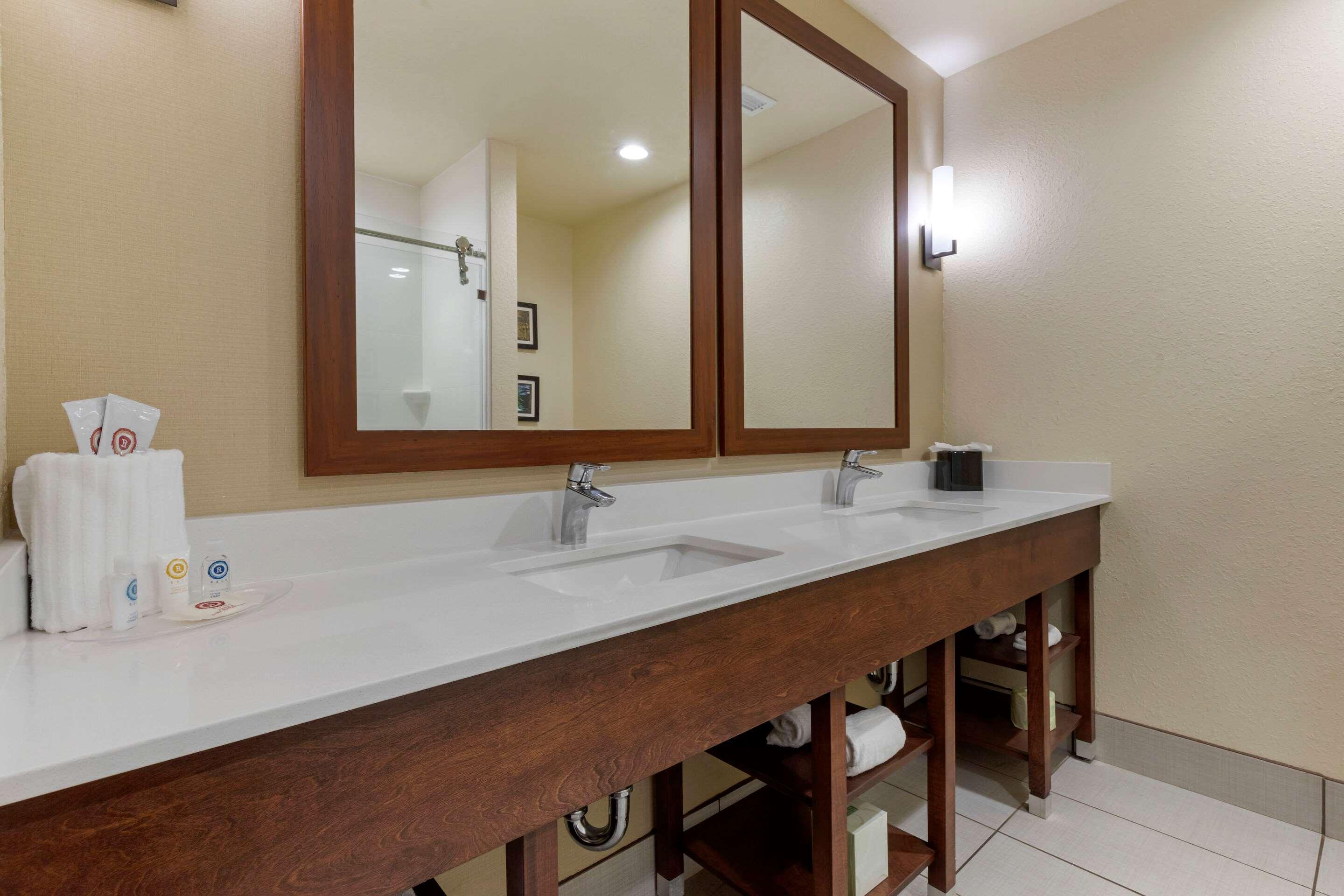 Piedmont Comfort Suites Greenville South מראה חיצוני תמונה