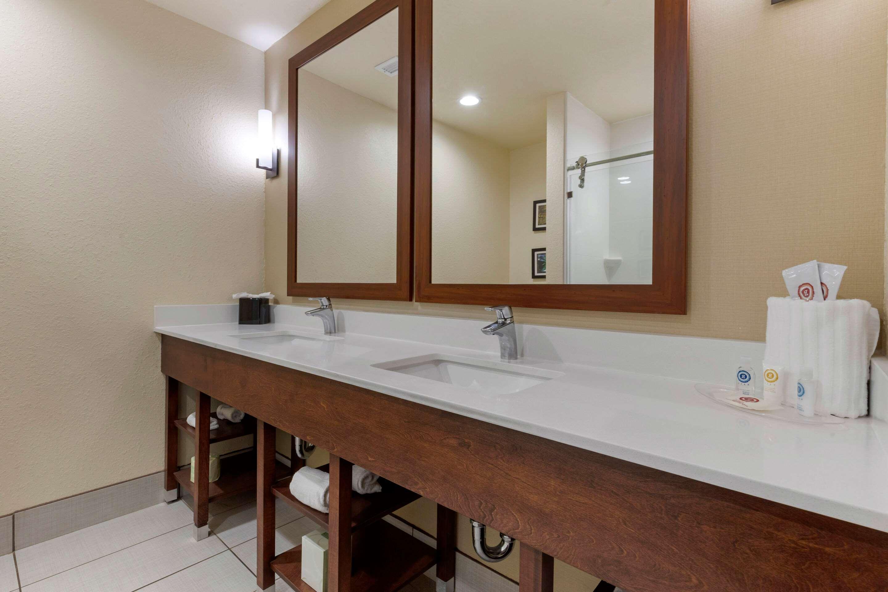 Piedmont Comfort Suites Greenville South מראה חיצוני תמונה